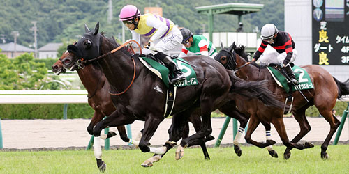 七夕賞を制したセイウンハーデス（手前）と幸英明騎手（撮影・鈴木正人）＝2023年7月9日、福島競馬場