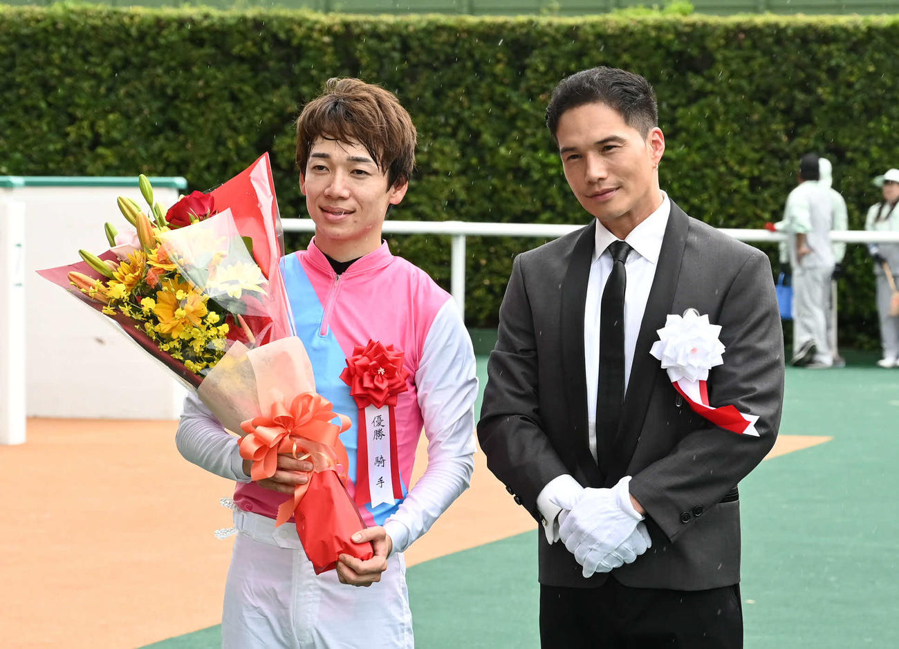 北九州記念を制した松山騎手（左）はプレゼンターの市原隼人と記念撮影（撮影・林敢治）
