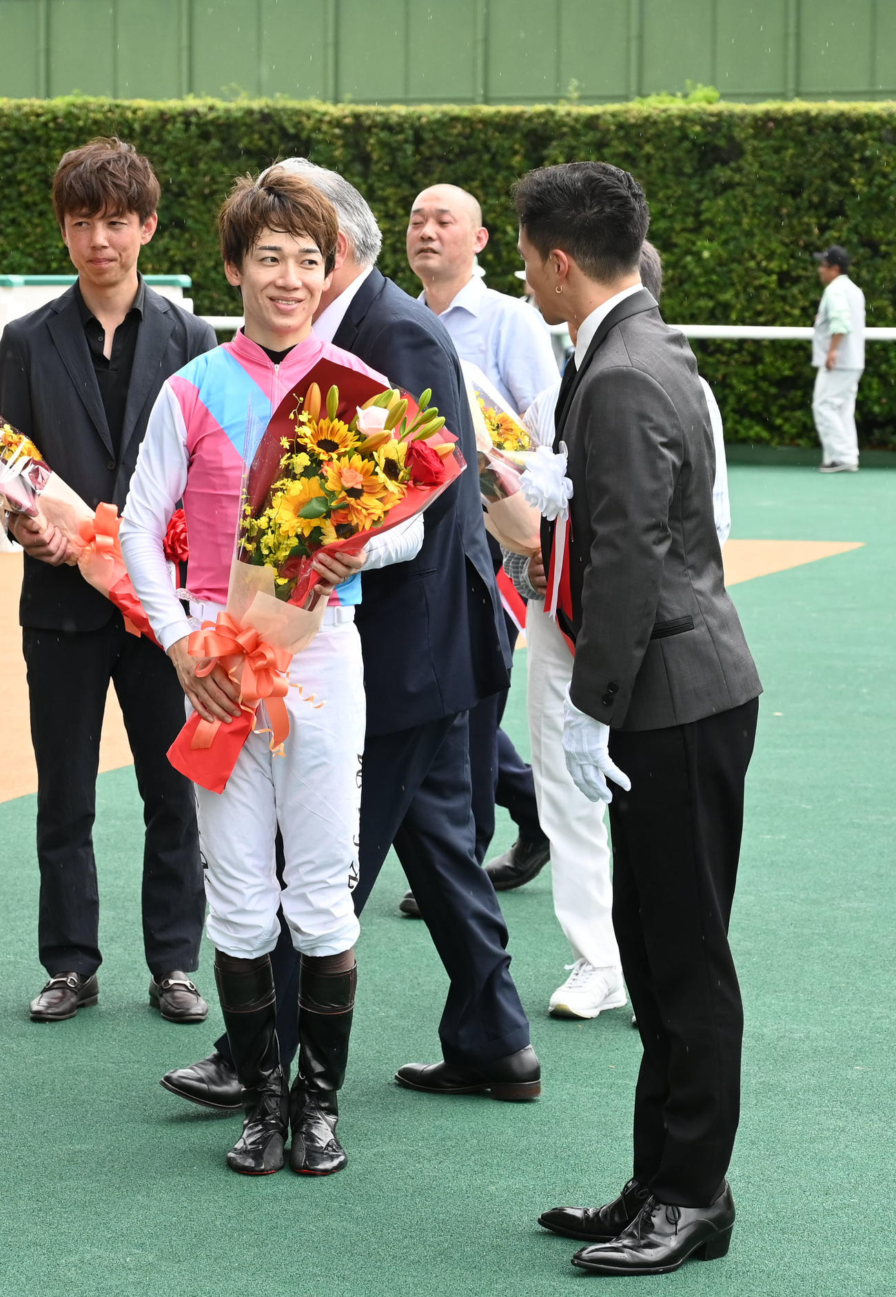 北九州記念を制した松山騎手（左）とプレゼンターの市原隼人（撮影・林敢治）