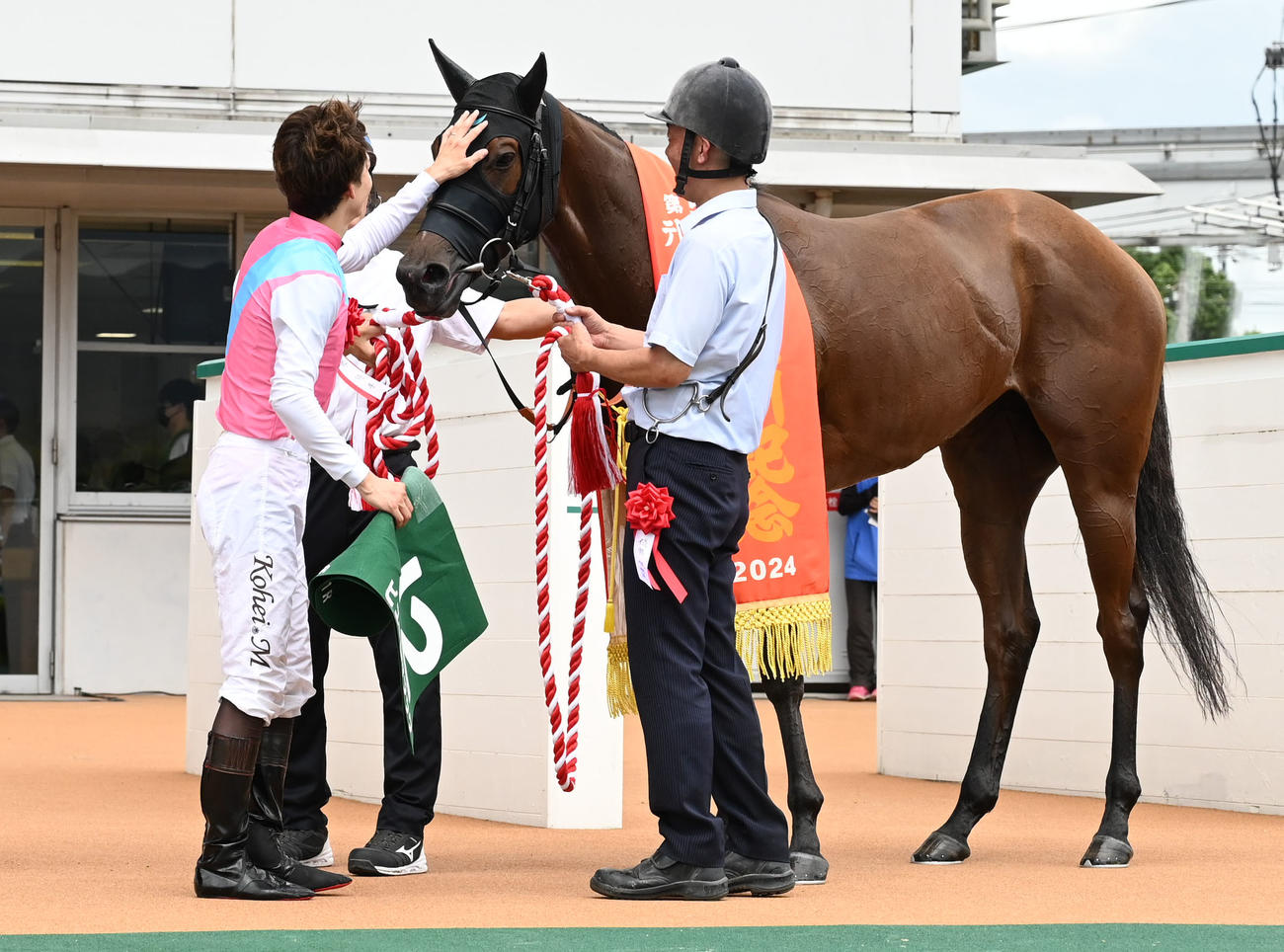 北九州記念を制したピューロマジックの頭をなでてねぎらう松山騎手（撮影・林敢治）
