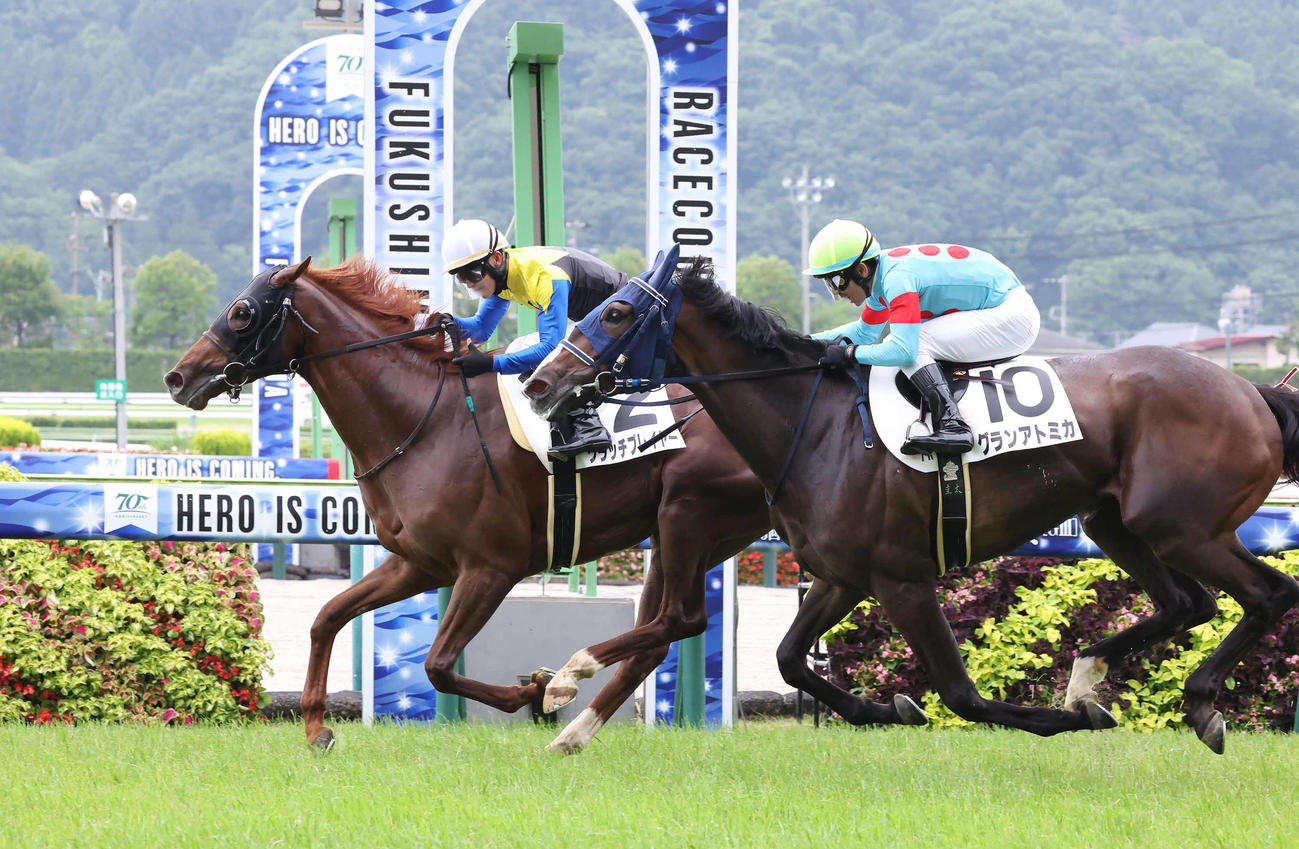 福島7R、3歳未勝利戦を制したクラッチプレイヤーと菅原明騎手（奥）（撮影・丹羽敏通）