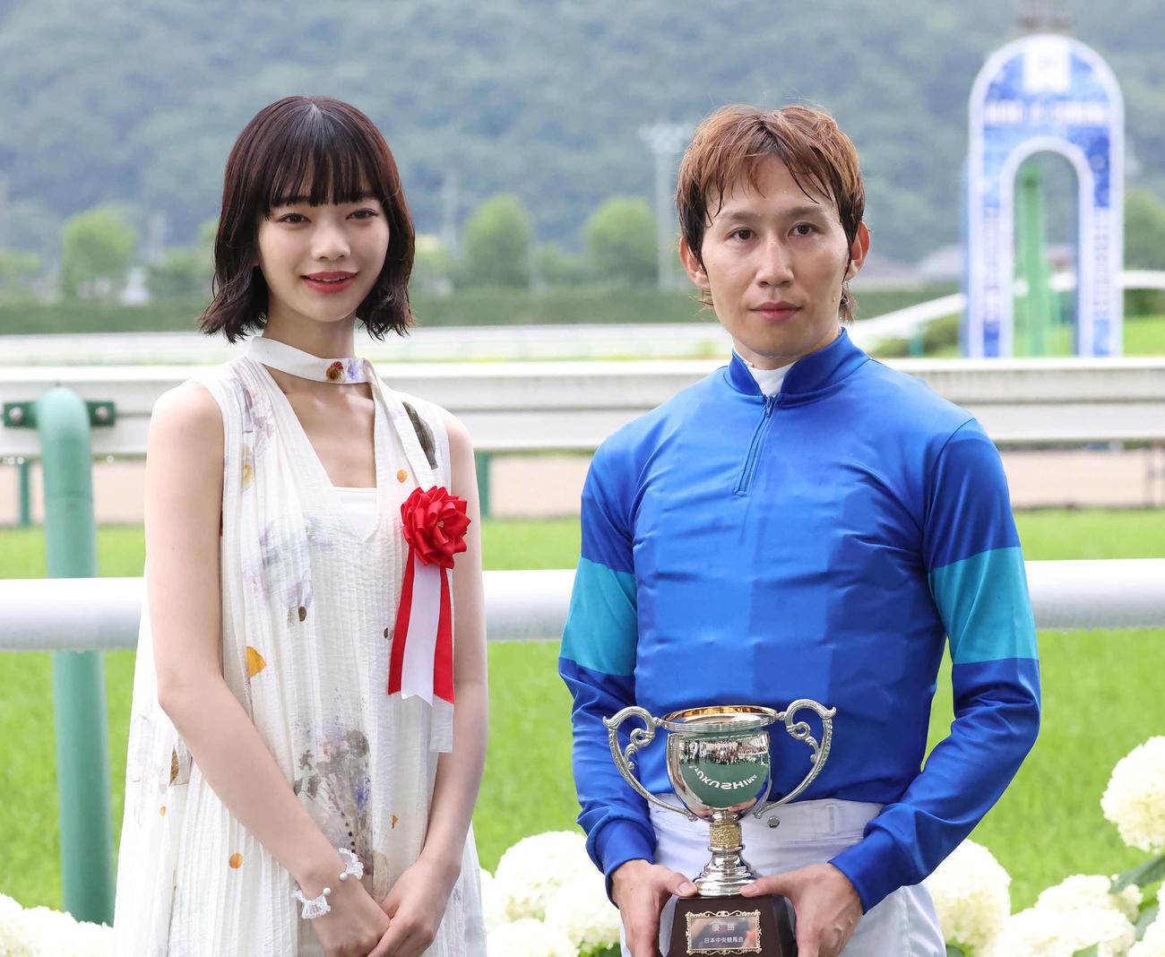 ラジオNIKKEI賞を制してプレゼンターの見上愛と写真に納まる田辺騎手（撮影・丹羽敏通）