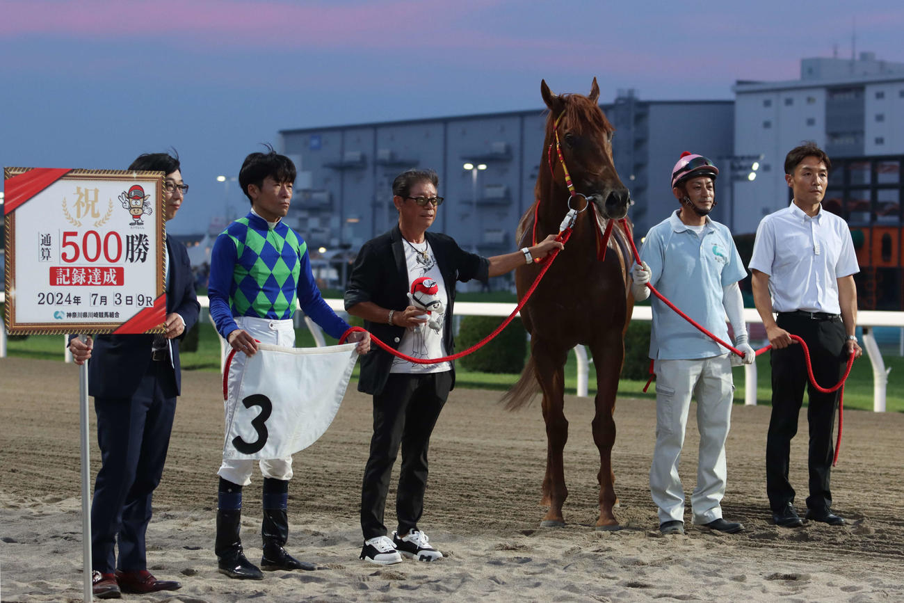 川崎9Rをトニープリンスで制して地方競馬通算500勝を達成した田辺陽一調教師（左から3人目）