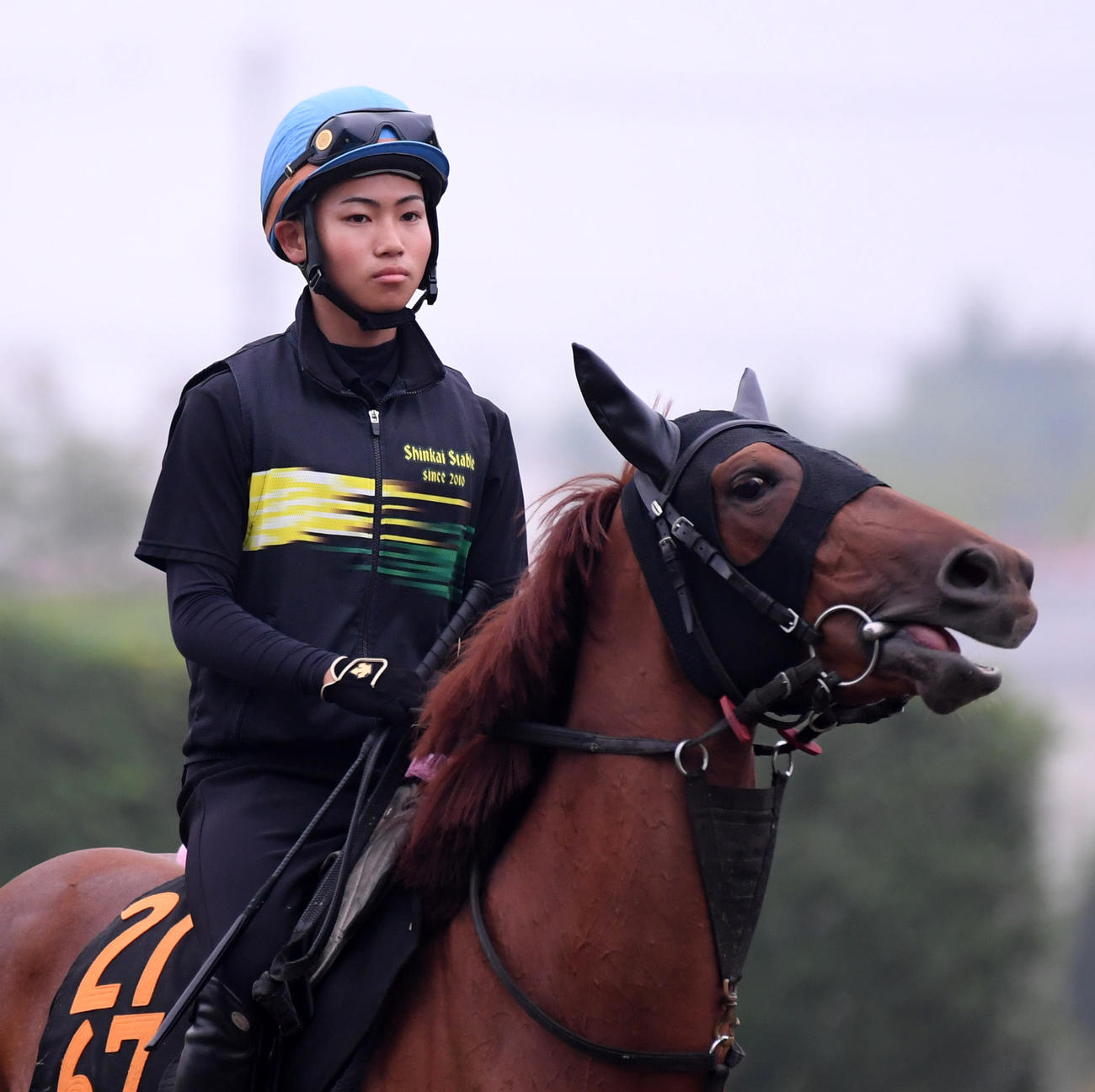 調教に向かう石田拓郎騎手（撮影・柴田隆二）