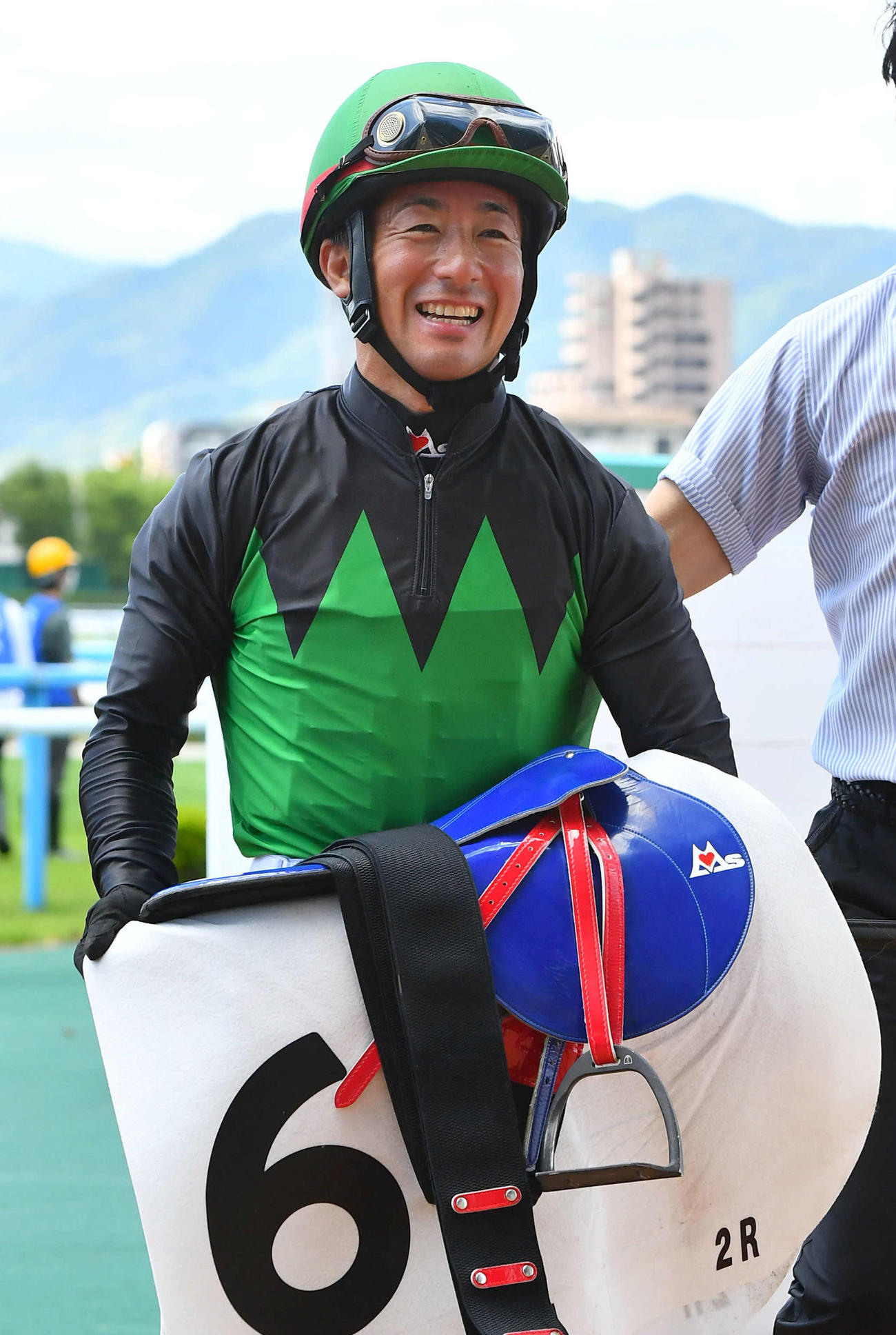 小倉2R・2歳未勝利　通算1万回騎乗を達成し、笑顔を見せる酒井学騎手（撮影・岩下翔太）