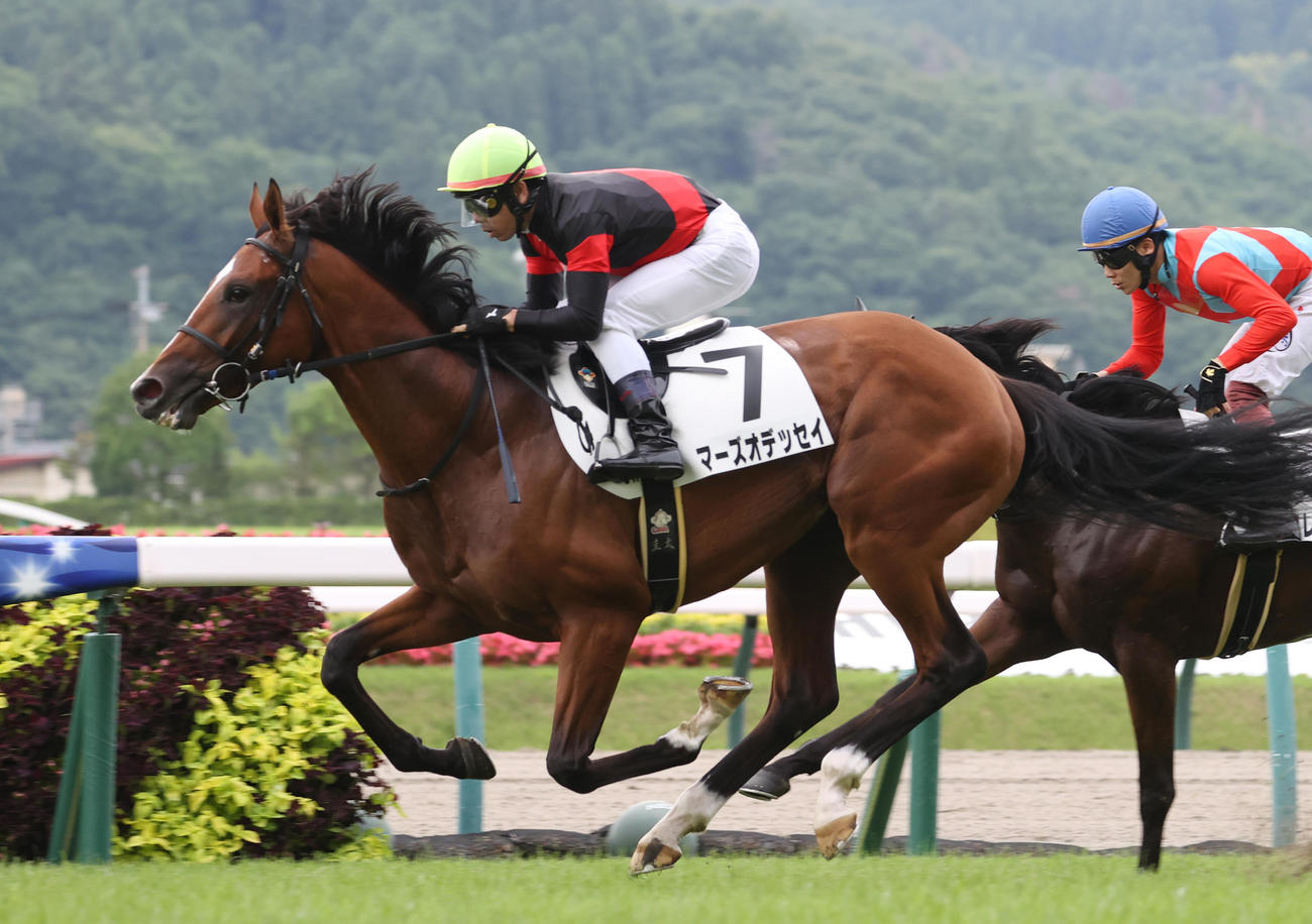 福島5R、2歳新馬を制したマーズオデッセイ（左）と戸崎圭太騎手（撮影・柴田隆二）