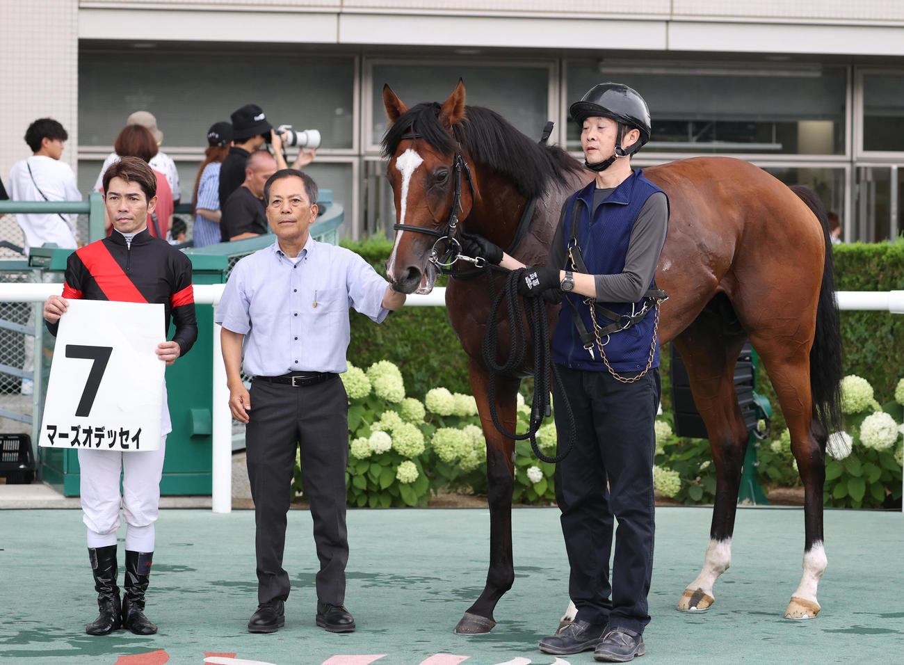 福島5R、2歳新馬を制したマーズオデッセイと、左から戸崎騎手、宗像調教師（撮影・柴田隆二）