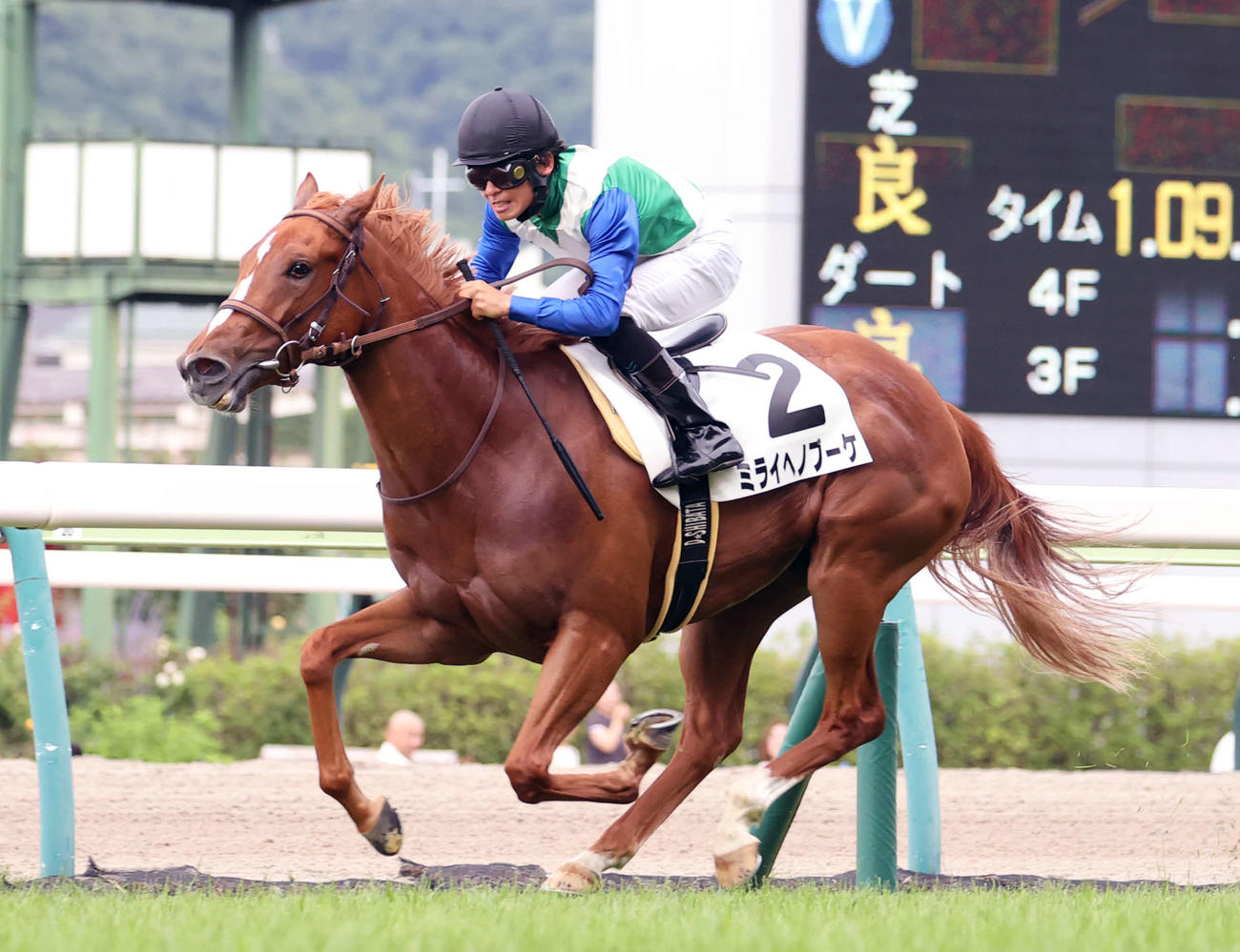 福島6R、2歳新馬を制したミライヘノブーケと柴田大騎手（撮影・柴田隆二）