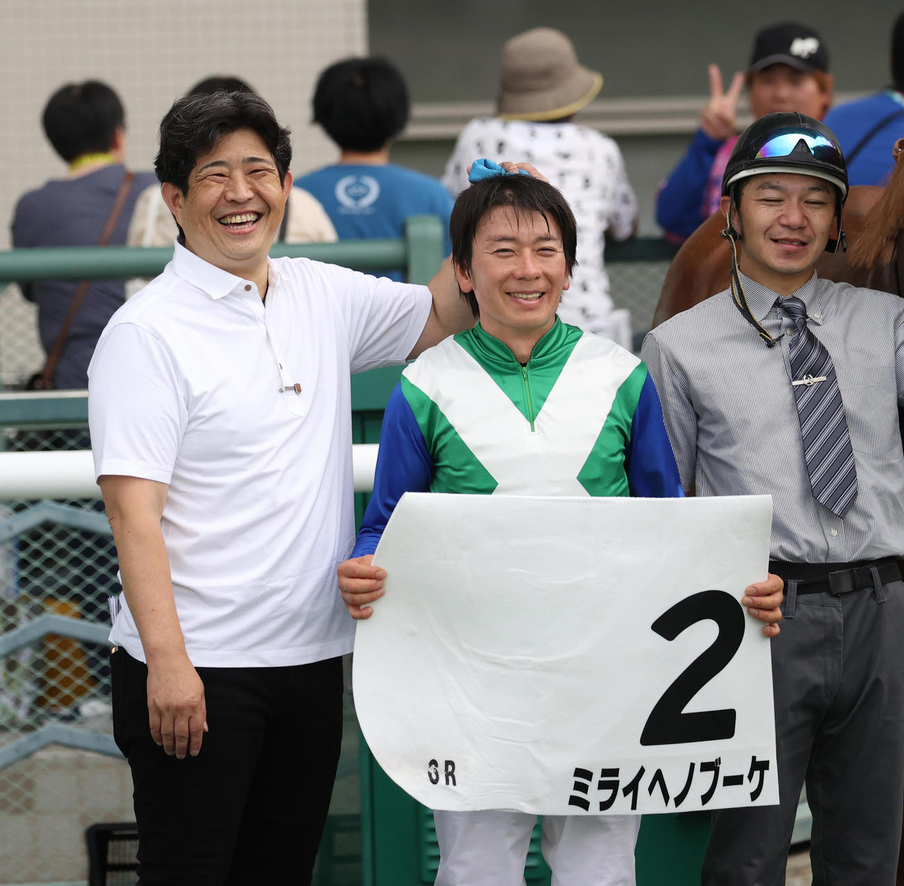 福島6R、2歳新馬を制したミライヘノブーケの伊藤大調教師（左）、柴田大騎手（撮影・柴田隆二）