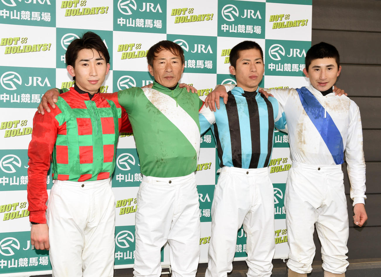 17年4月1日、中山6R3歳未勝利戦で初めて勢ぞろいした木幡一家、左から木幡初也、初広、巧也、育也