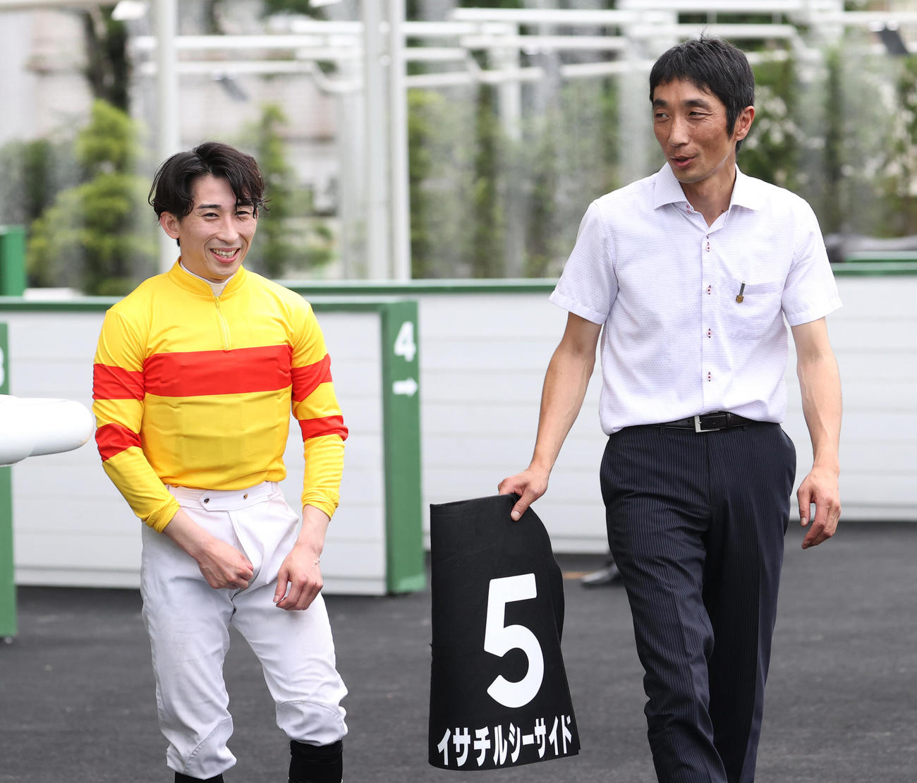 大郷特別を制したイサチルシーサイドで復帰戦を勝利した木幡初騎手（左）と竹内調教師（撮影・柴田隆二）