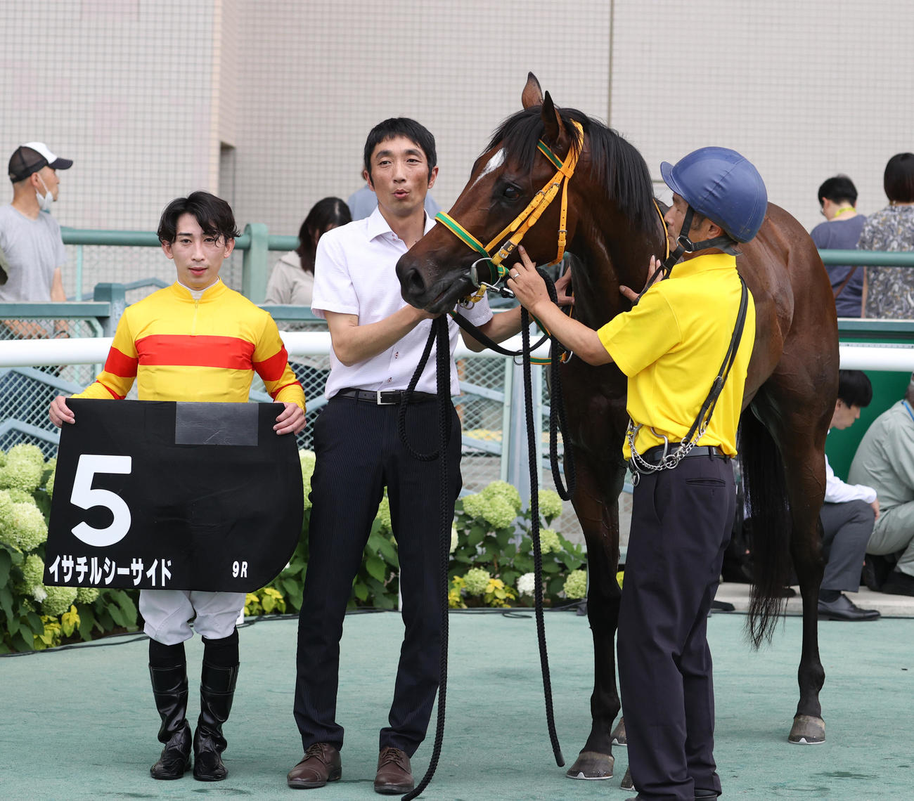大郷特別を制したイサチルシーサイドと復帰戦を勝利の木幡初騎手（左）（撮影・柴田隆二）
