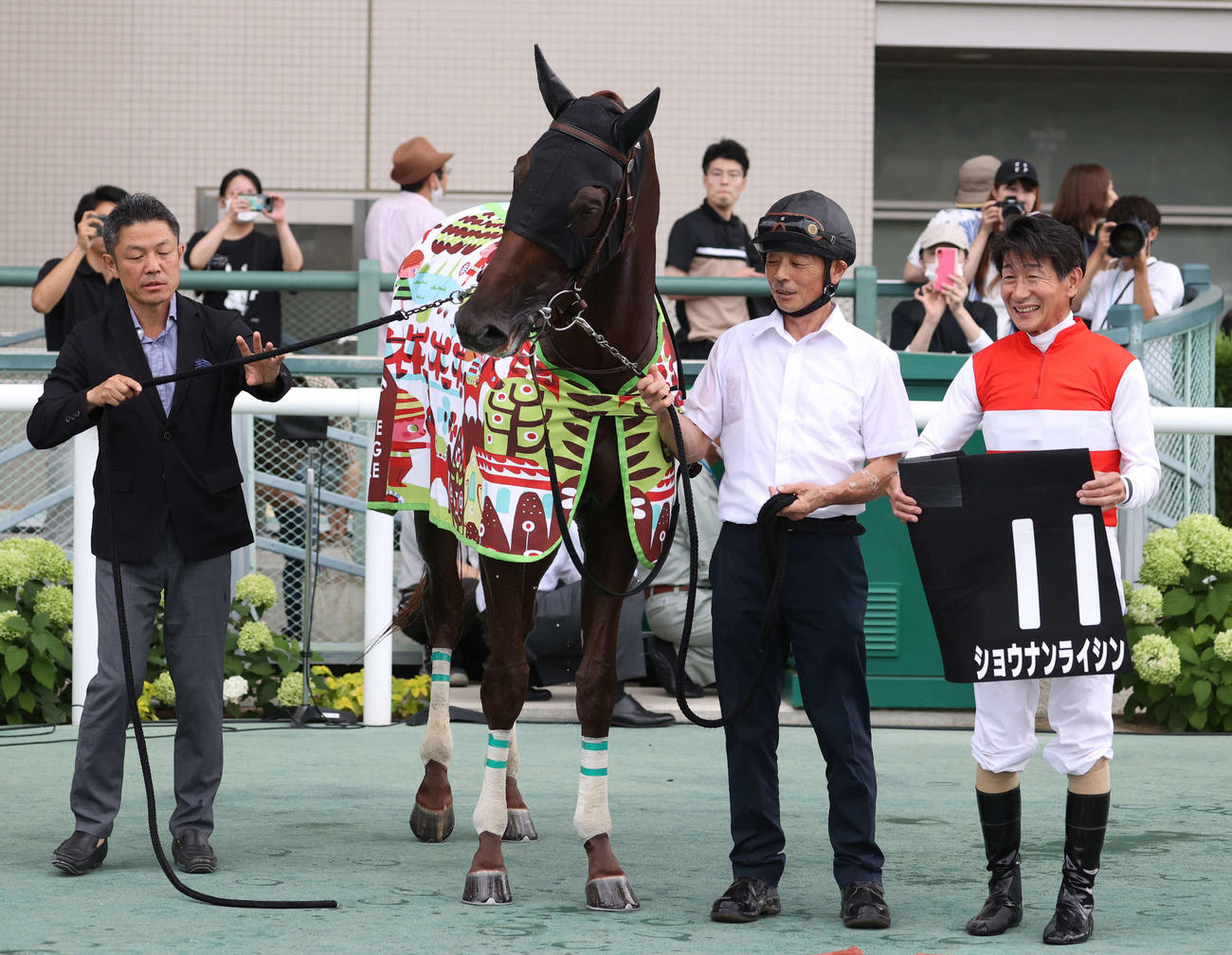 鶴ケ城Sを制したショウナンライシンと柴田善騎手（右）、大竹調教師（左）（撮影・柴田隆二）