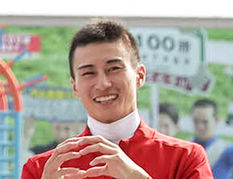 永野騎手の通算100勝セレモニーで笑顔を見せる富田暁騎手