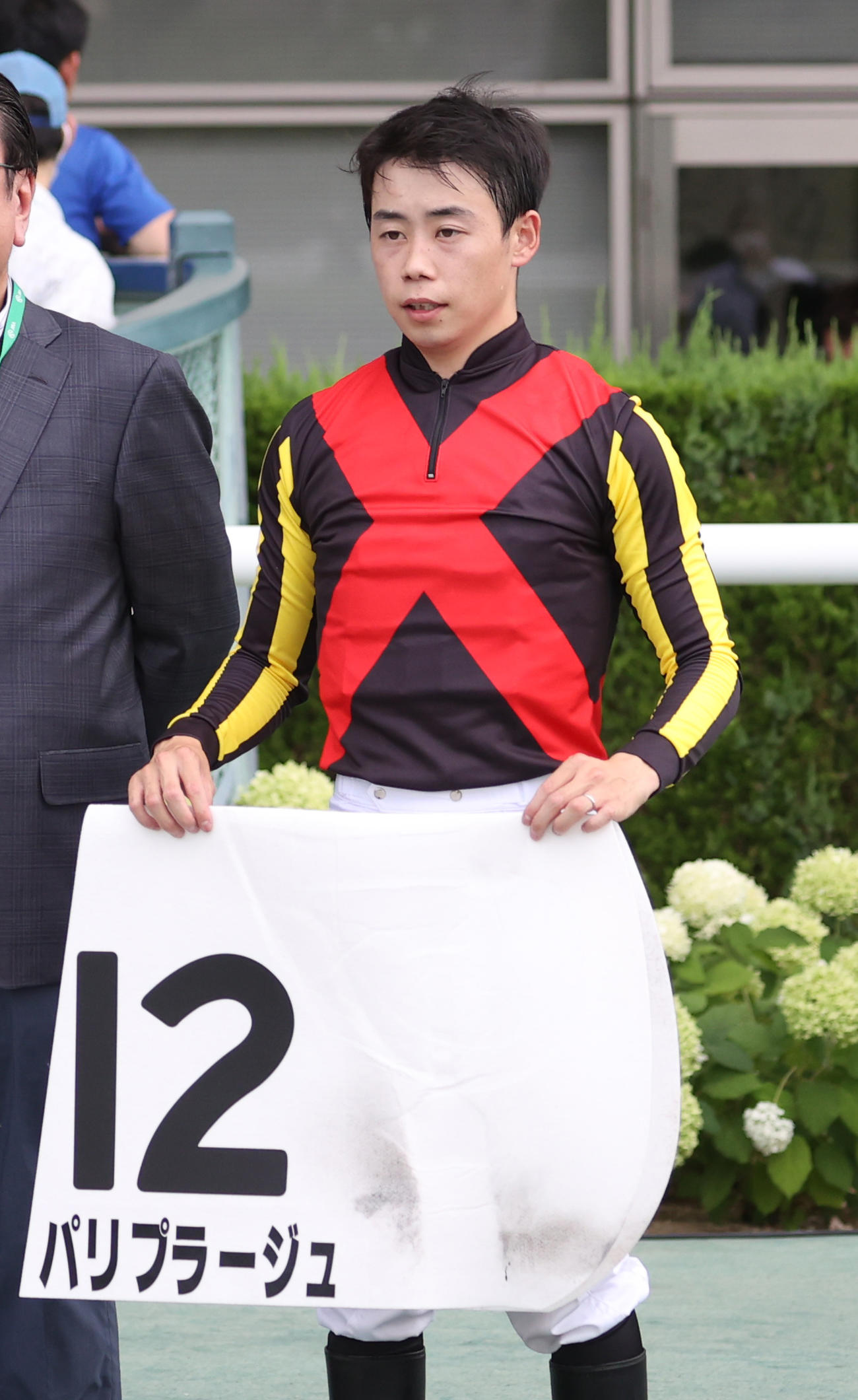 パリプラージュのゼッケンを手に口取りに臨む野中悠太郎騎手（撮影・柴田隆二）