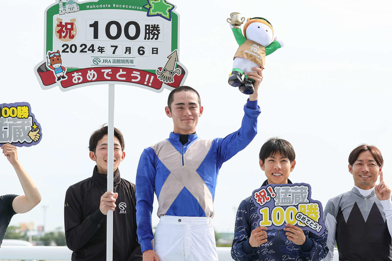 マリーンSを制しJRA通算100勝を達成した永野騎手（中央）（撮影・村野早祐）