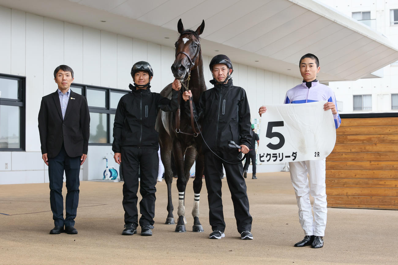 函館2Rをピクラリーダで勝利した川端騎手（右）（撮影・村野早祐）