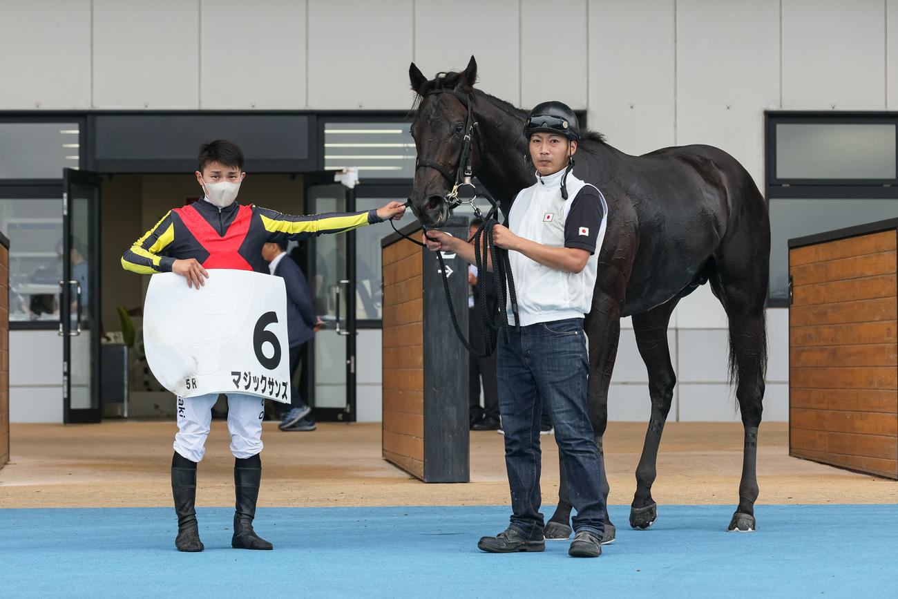 デビュー戦を制したマジックサンズと佐々木騎手（撮影・村野早祐）
