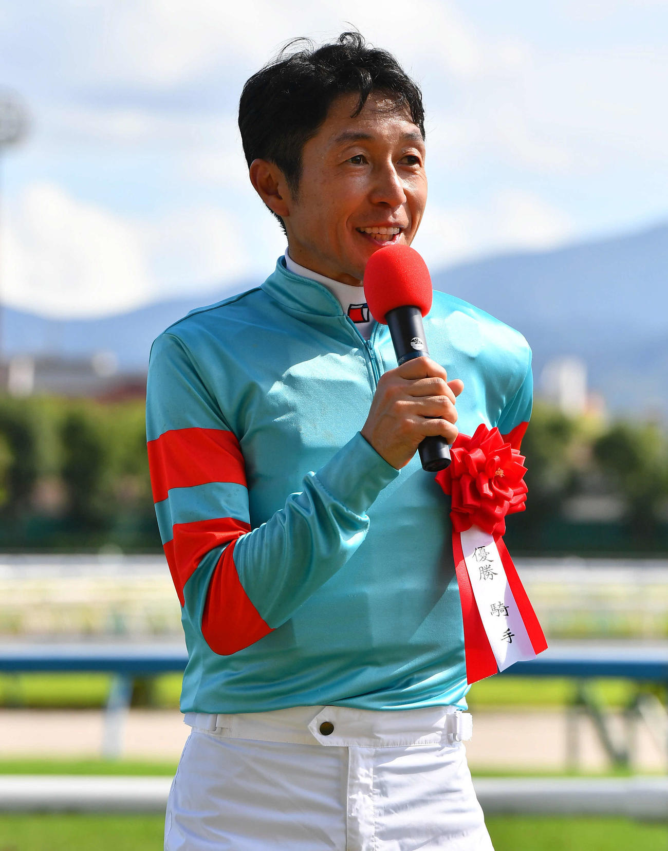 プロキオンSを制し、笑顔でインタビューに答える武豊騎手（撮影・岩下翔太）