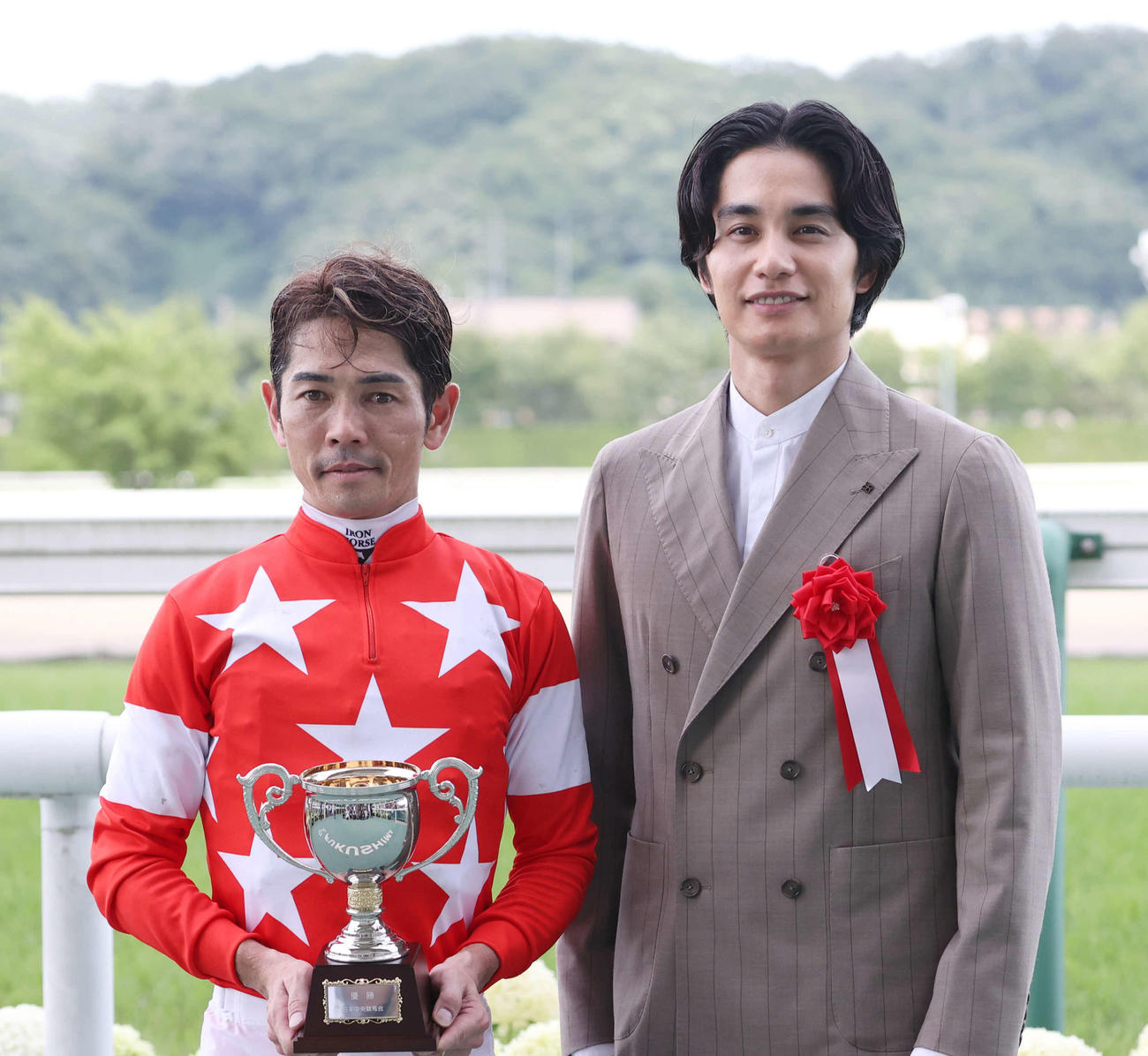 七夕賞を制したレッドラディエンスの戸崎騎手（左）は俳優の中村蒼と記念撮影に納まる（撮影・柴田隆二）