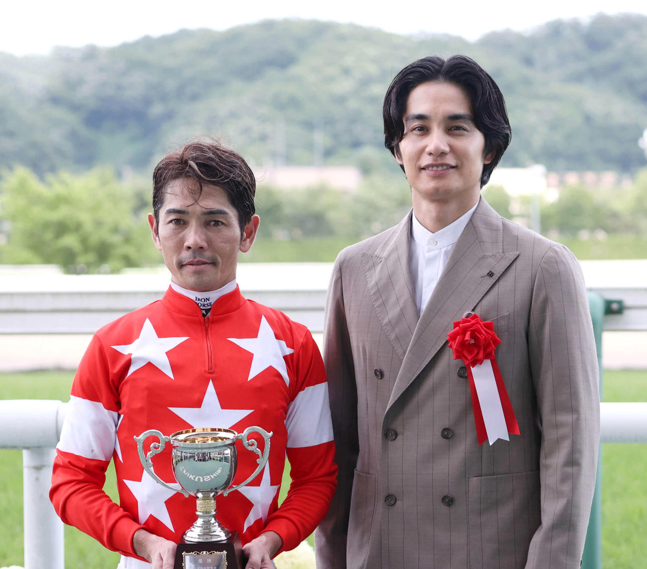 七夕賞を制したレッドラディエンスの戸崎騎手（左）は俳優の中村蒼と記念撮影に納まる（撮影・柴田隆二）