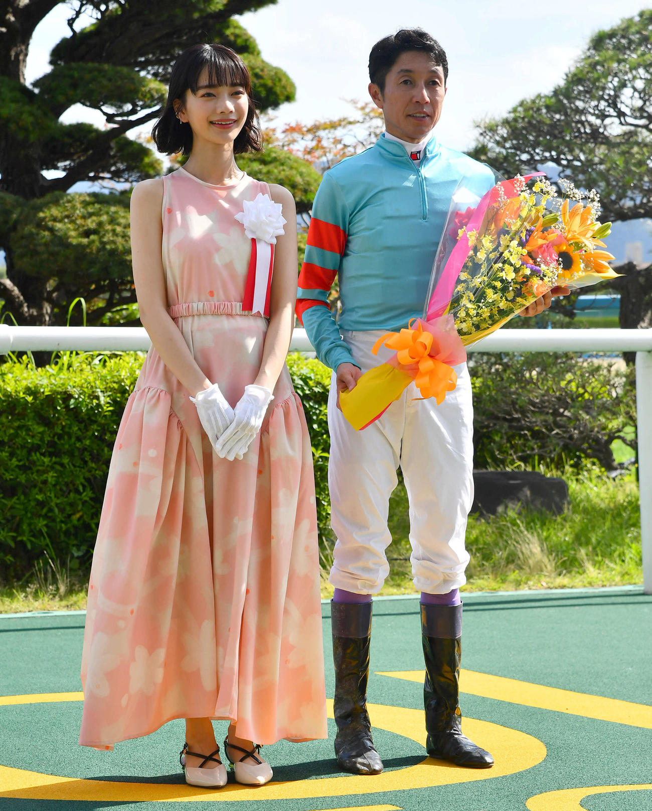 豊騎手（右）はプレゼンターの見上愛と記念写真に納まる（撮影・岩下翔太）