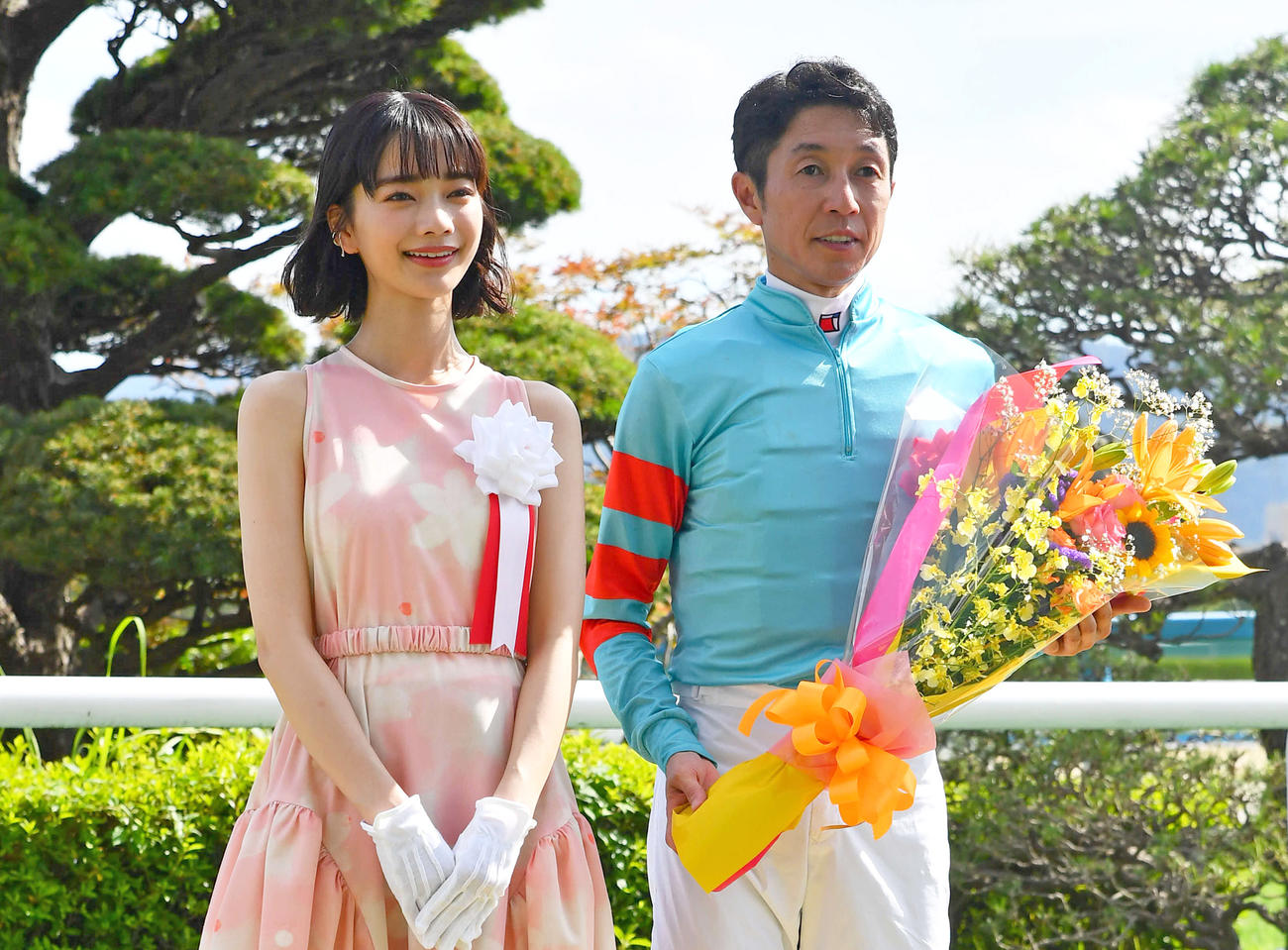 ヤマニンウルスでプロキオンSを制した武豊騎手（右）はプレゼンターの見上愛と記念写真に納まる