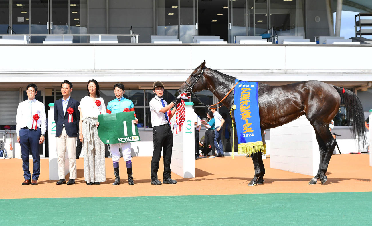 プロキオンSを制したヤマニンウルスと武豊騎手は口取りに臨む（撮影・岩下翔太）