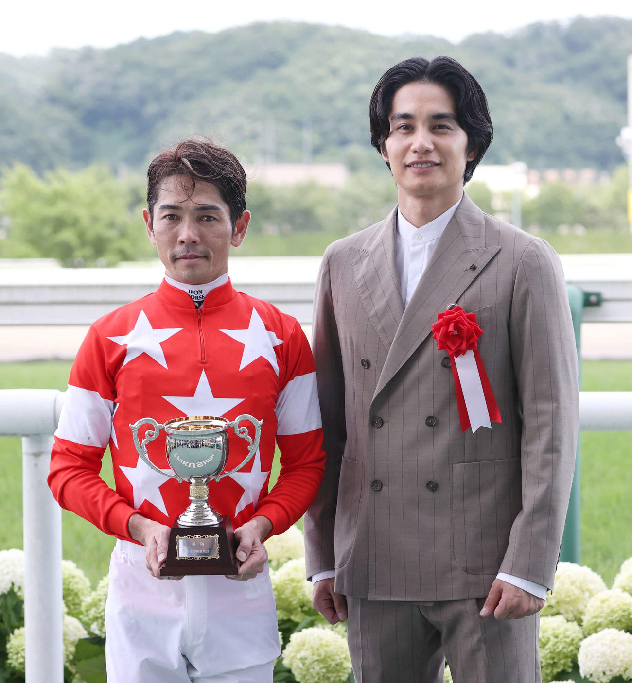 七夕賞を制したレッドラディエンスの戸崎騎手（左）は俳優の中村蒼と記念写真に納まる（撮影・柴田隆二）