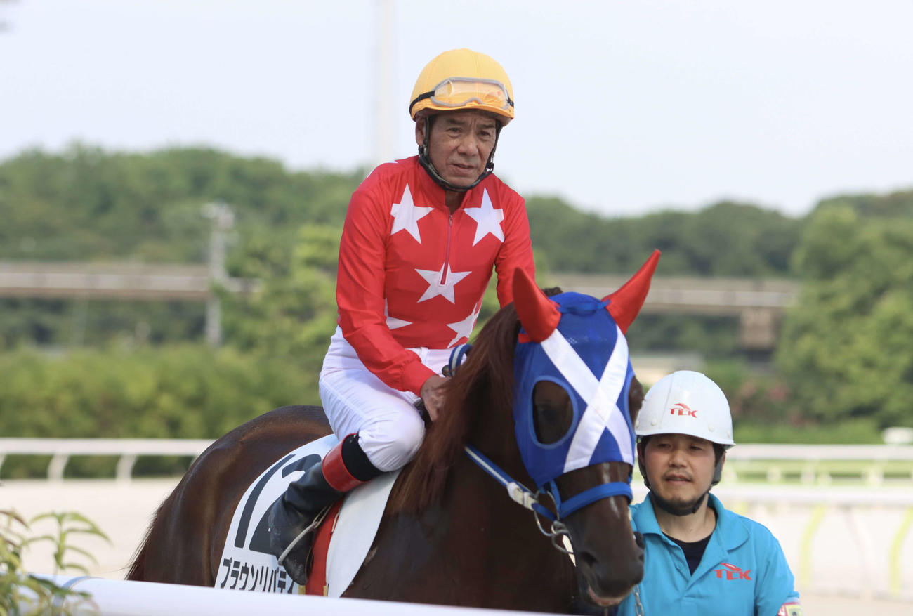 8日、大井3Rで馬場入りする的場文男騎手（撮影・牛山基康）