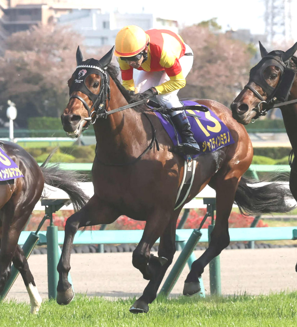 皐月賞を制したジャスティンミラノ（中央）