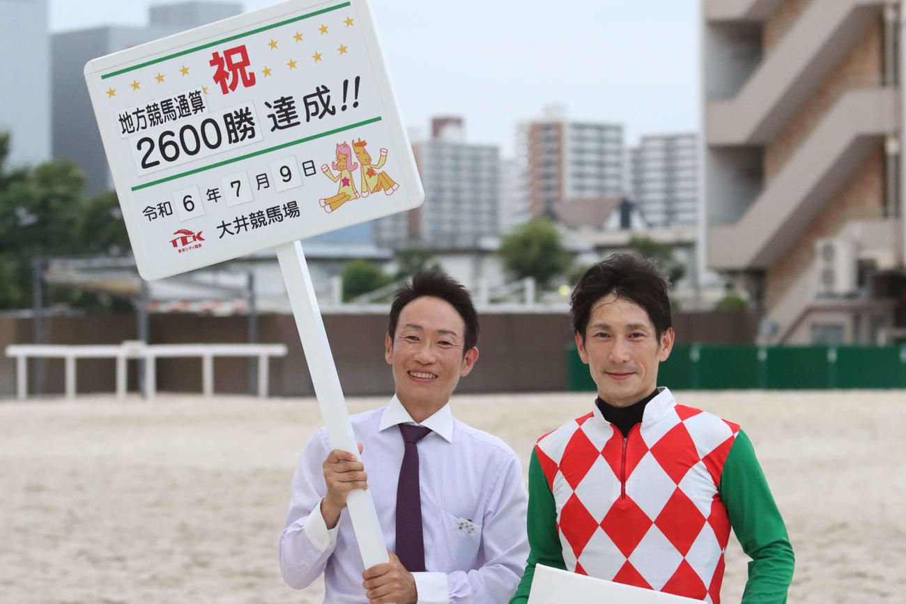 大井8Rで地方競馬通算2600勝を達成した大井の矢野貴之騎手（右）
