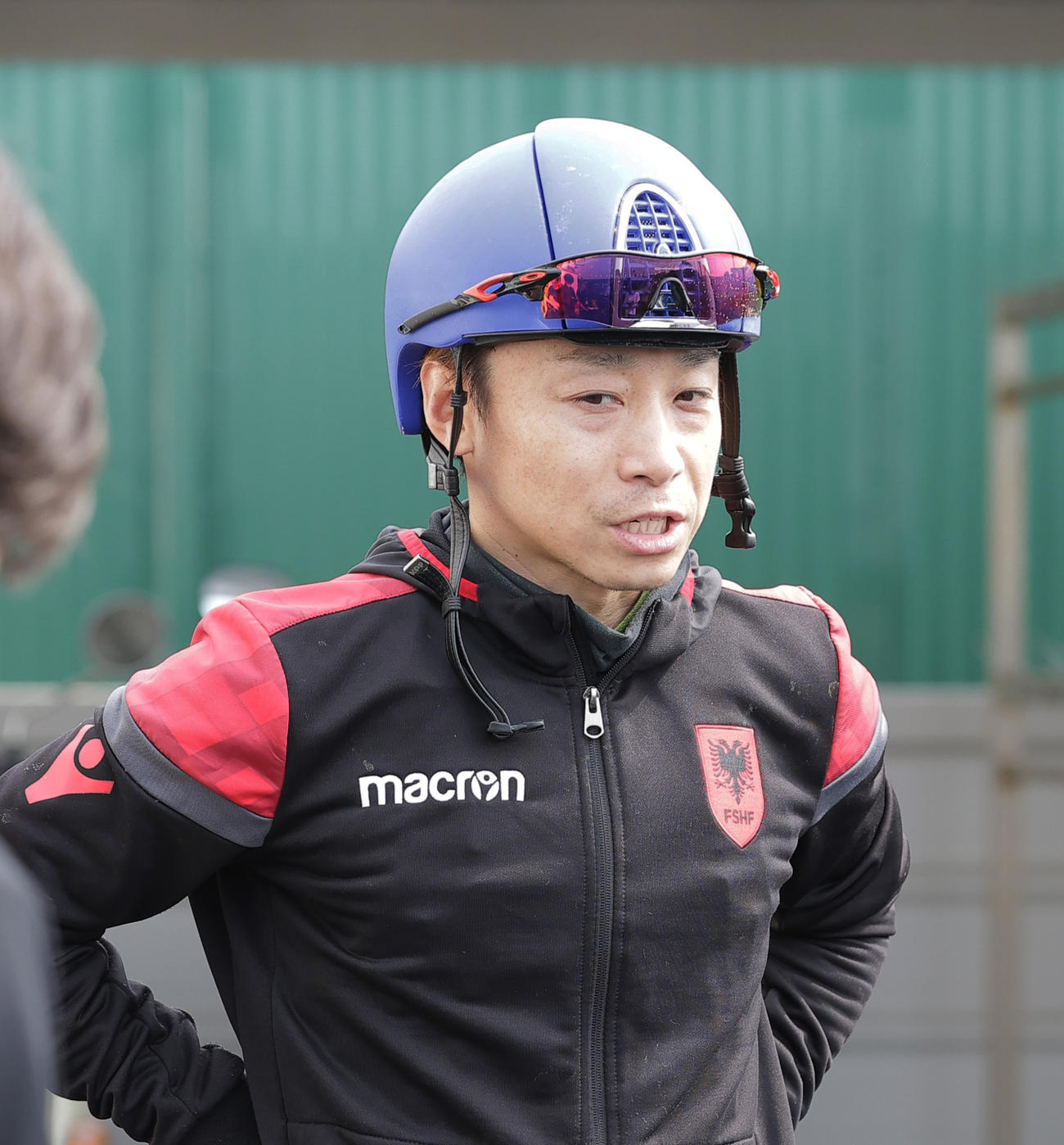騎乗停止が明けて、初めて函館競馬場で取材に応じる池添謙一騎手