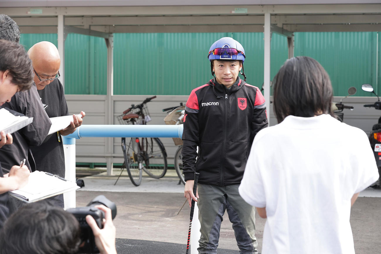 騎乗停止が明けて、初めて函館競馬場で取材に応じる池添謙一騎手