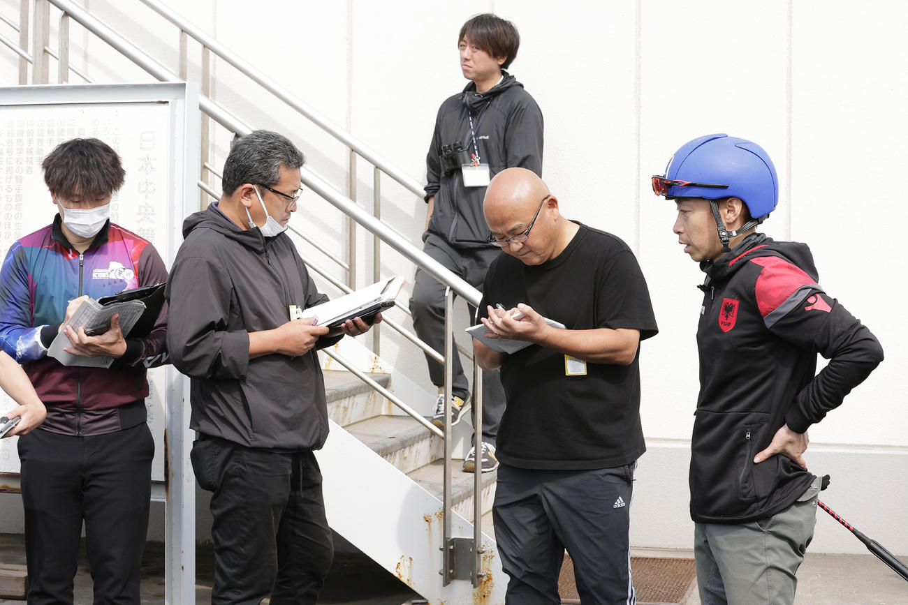 騎乗停止が明けて、初めて函館競馬場で取材に応じる池添謙一騎手