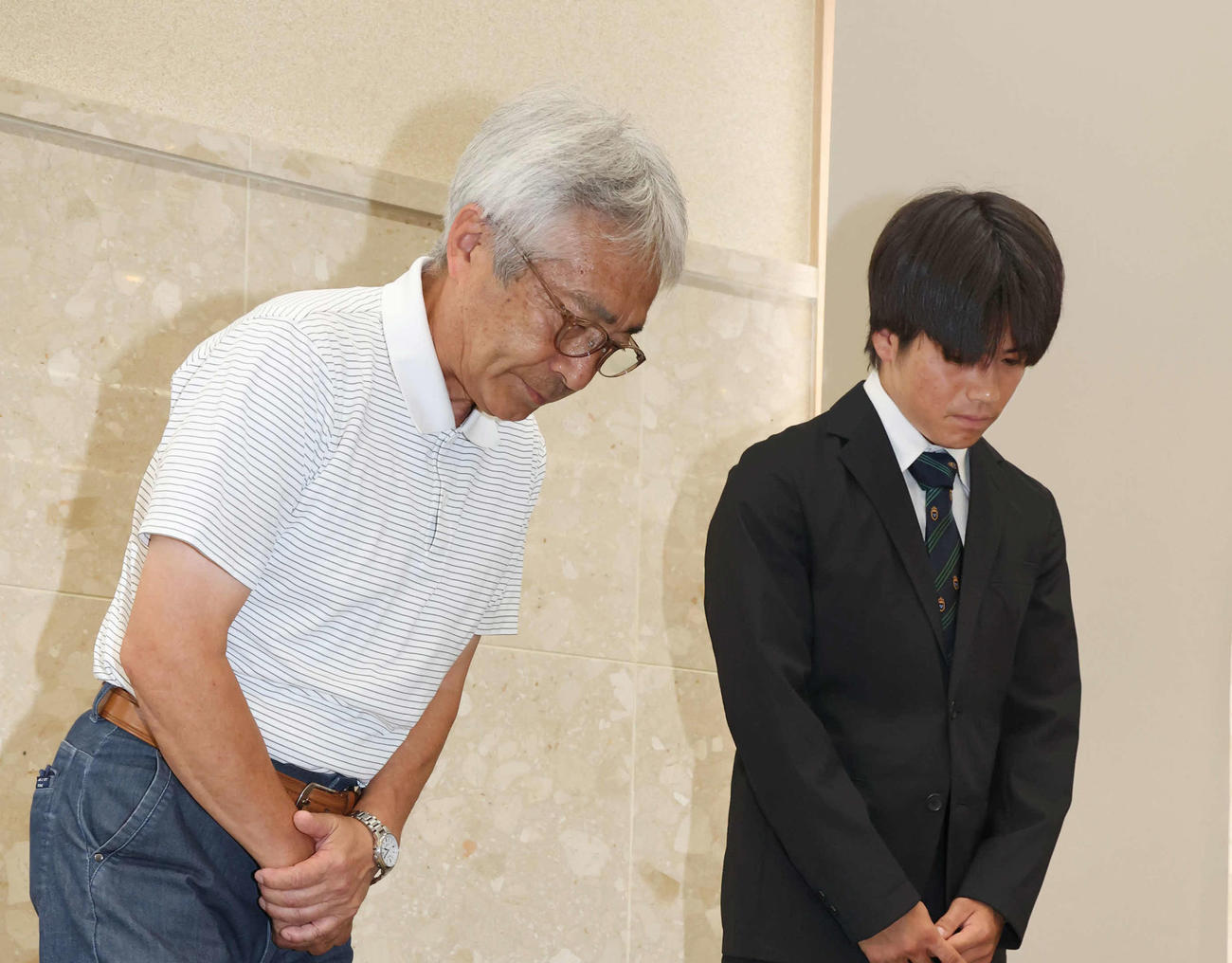JRAの処分を受けて謝罪会見する加藤和師（左）と水沼騎手（撮影・丹羽敏通）