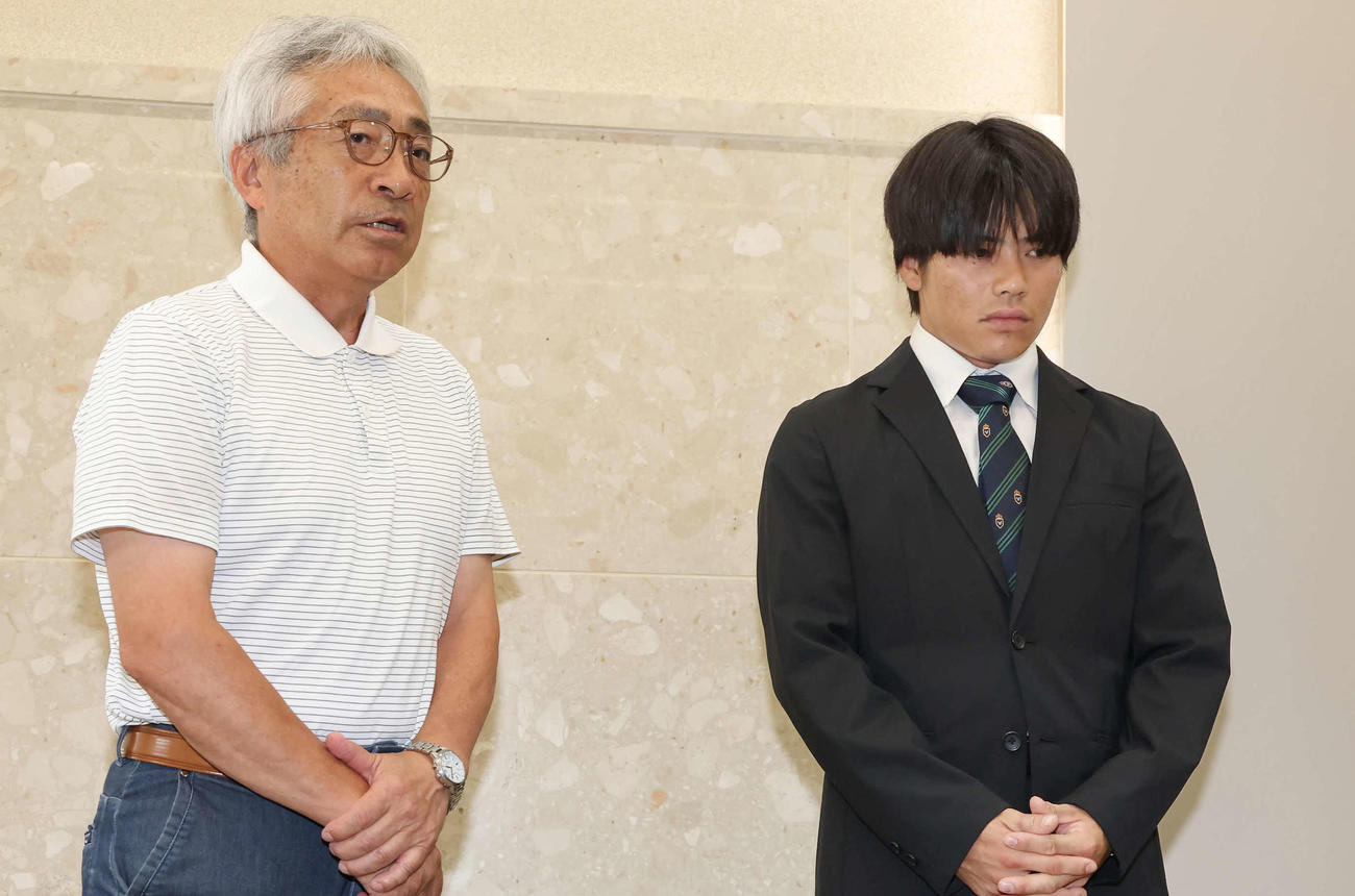 JRAの処分を受けて謝罪会見する加藤和師（左）と水沼騎手（撮影・丹羽敏通）