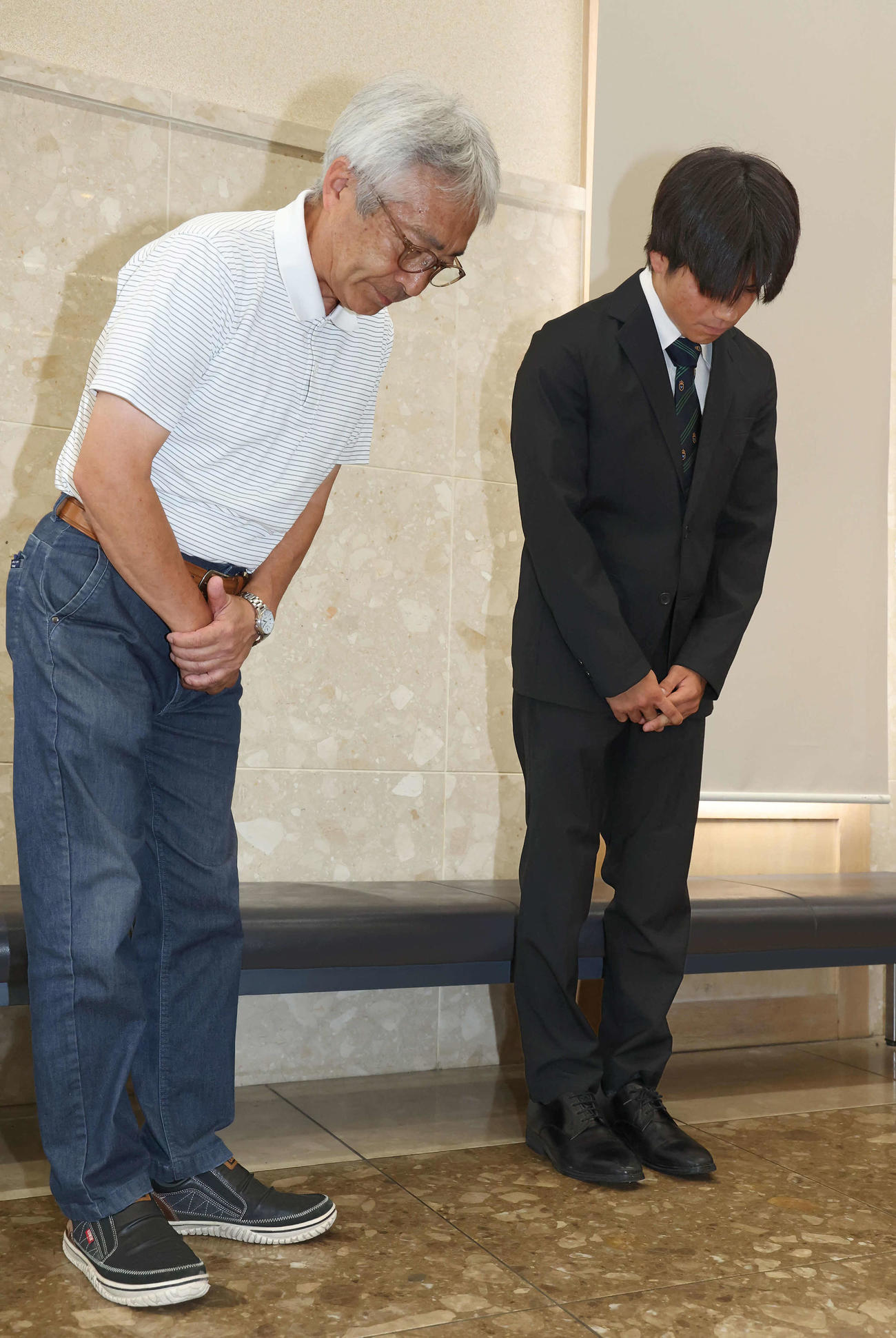 JRAの処分を受けて謝罪会見する加藤和師（左）と水沼騎手（撮影・丹羽敏通）