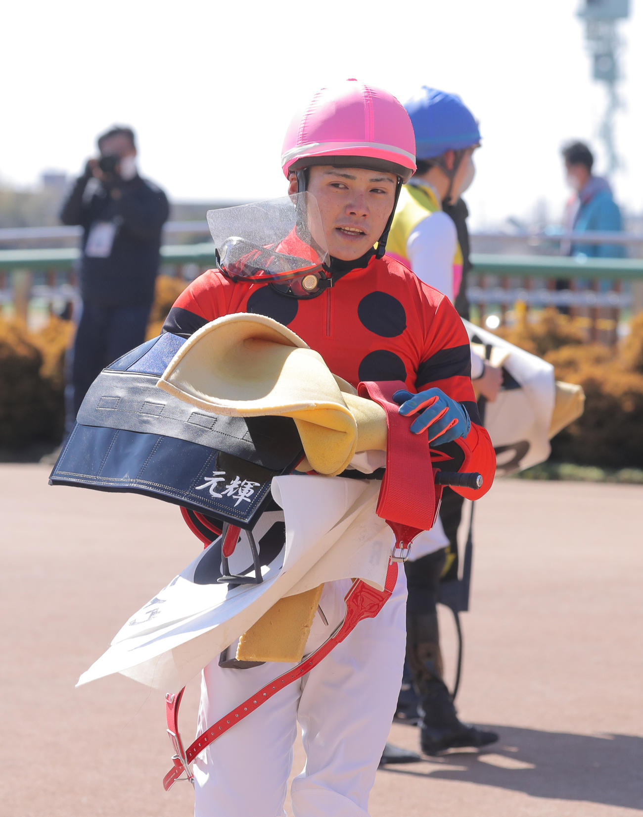 22年3月6日、中山競馬2R3歳未勝利でベルヴュードライヴに騎乗しデビューした水沼元輝騎手