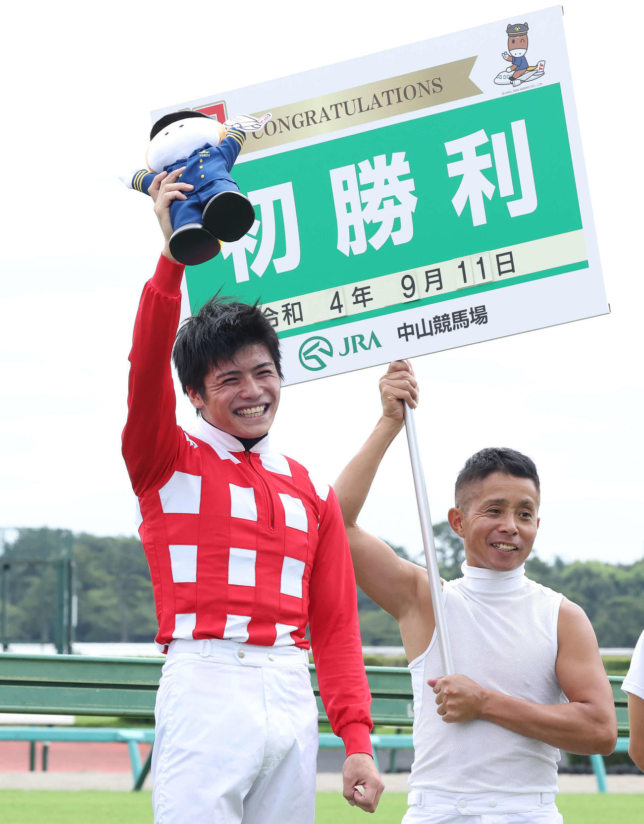 22年9月11日中山1R2歳未勝利戦をネバレチュゴーで制し初勝利を飾った水沼騎手（左）