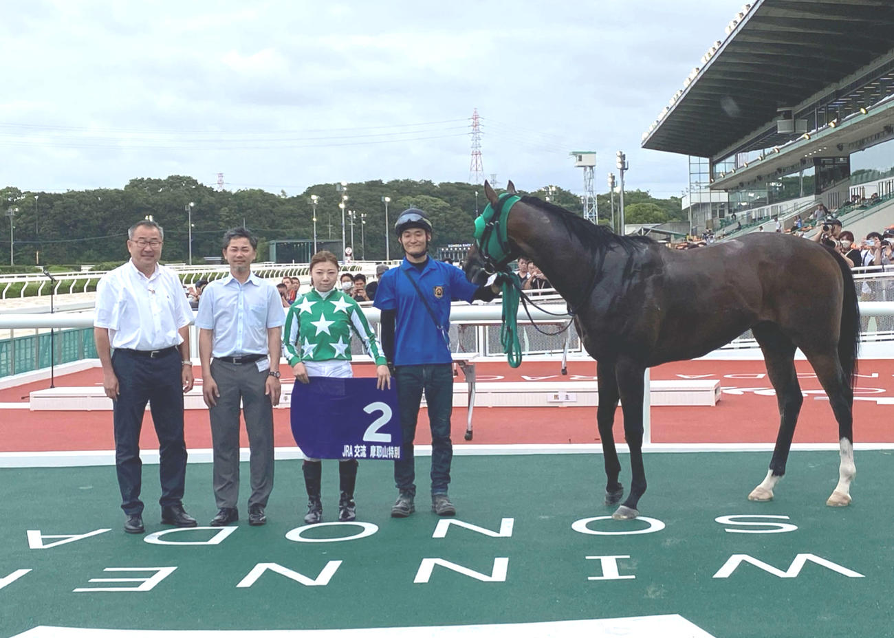 摩耶山特別を勝利した河原田菜々騎手（左から3人目）