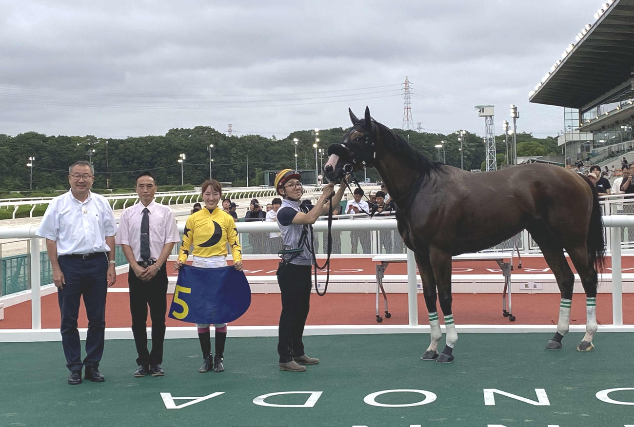 園田10Rで親子Vを果たした永島まなみ騎手（左から3人目）と永島太郎調教師（同2人目）