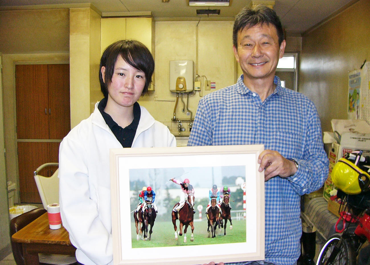 根本師が勝った87年ダービーのパネルを手にする根本師（右）と藤田菜七子騎手(2016年5月撮影）