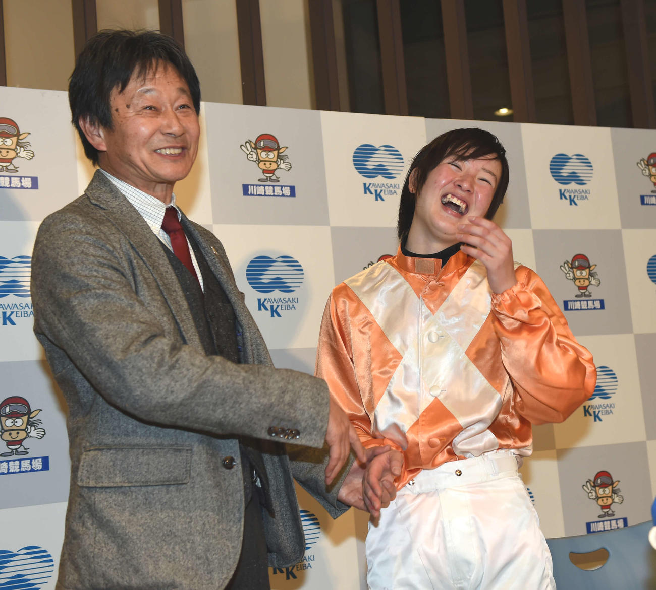 16年3月、デビュー直前の会見で笑顔を見せる根本師と藤田菜七子騎手