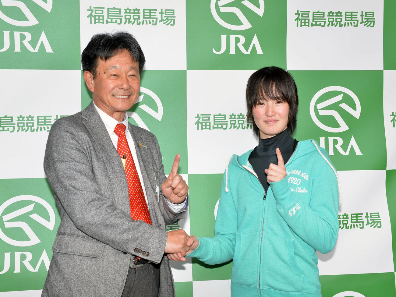 16年4月10日、サニーデイズでJRA初勝利を飾った藤田菜七子騎手は根本師（左）と笑顔で1勝ポーズ