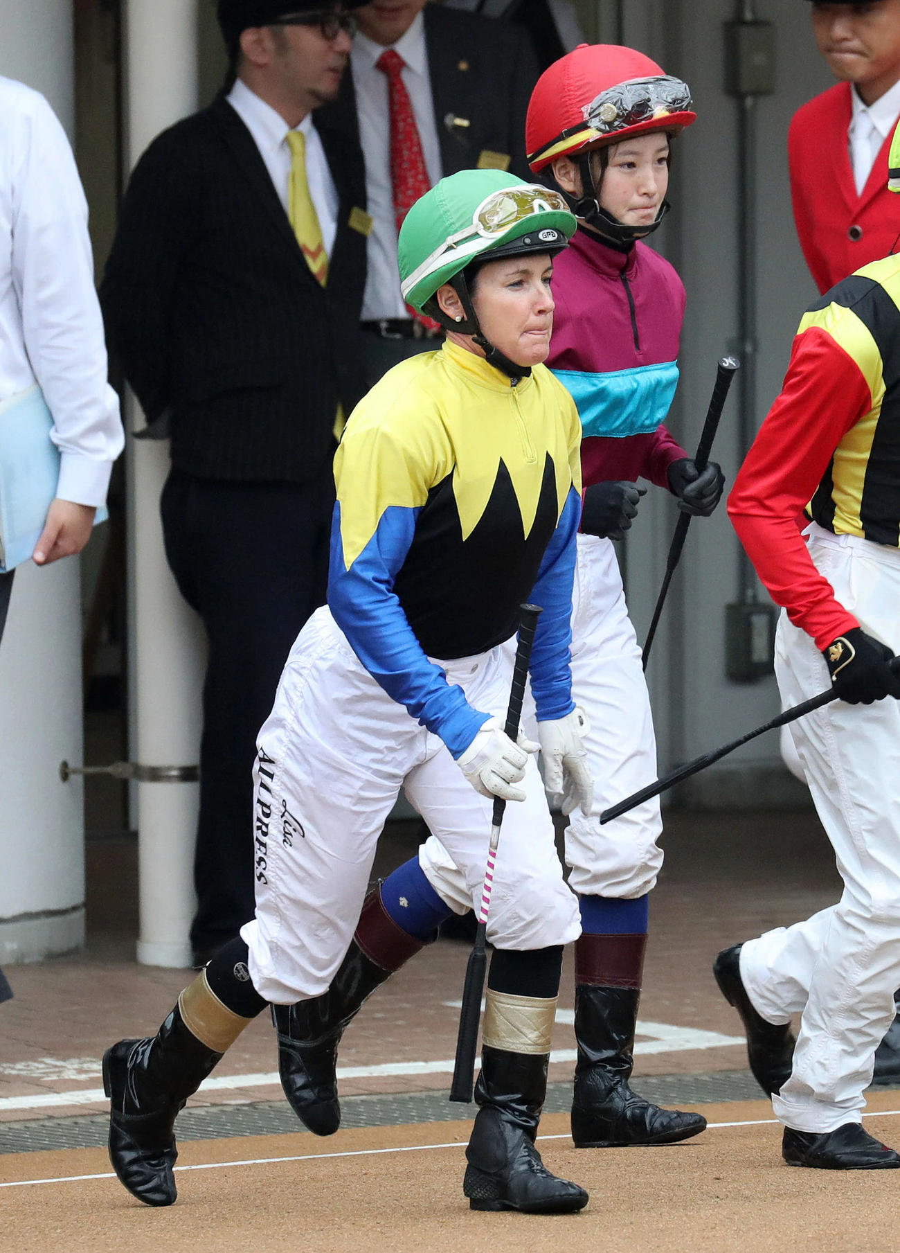 パドックで並んで騎乗馬に向かう藤田菜七子騎手（右）とリサ・オールプレス騎手（2016年撮影）