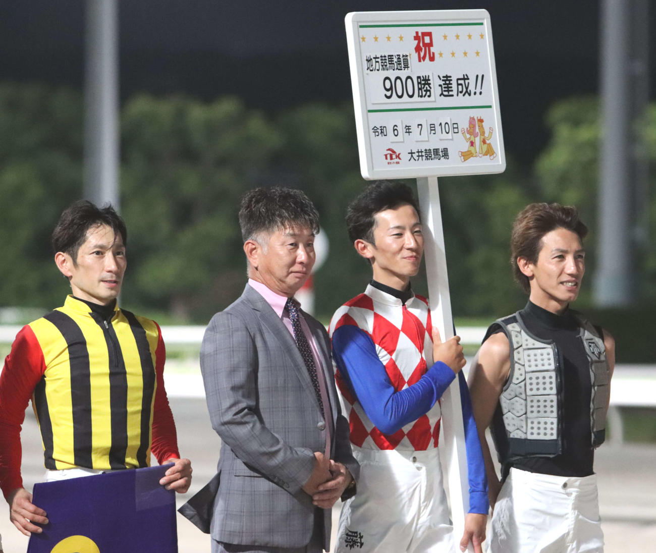 優駿スプリントで地方競馬通算900勝を達成した大井の荒山勝徳調教師（左から2人目）