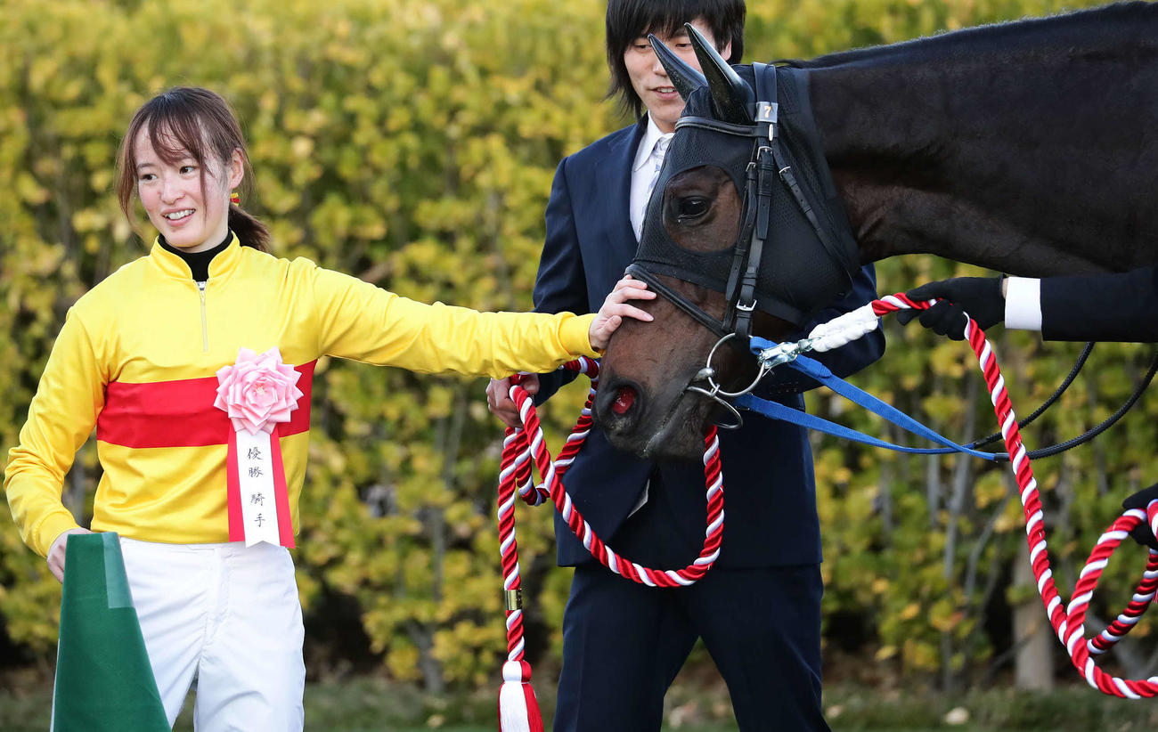 2019年カペラSで重賞初勝利の藤田菜七子騎手はコパノキッキングをねぎらう