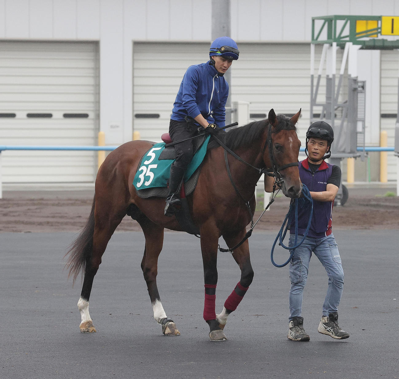 7月9日、函館競馬場で調整を積むトリプレーテ