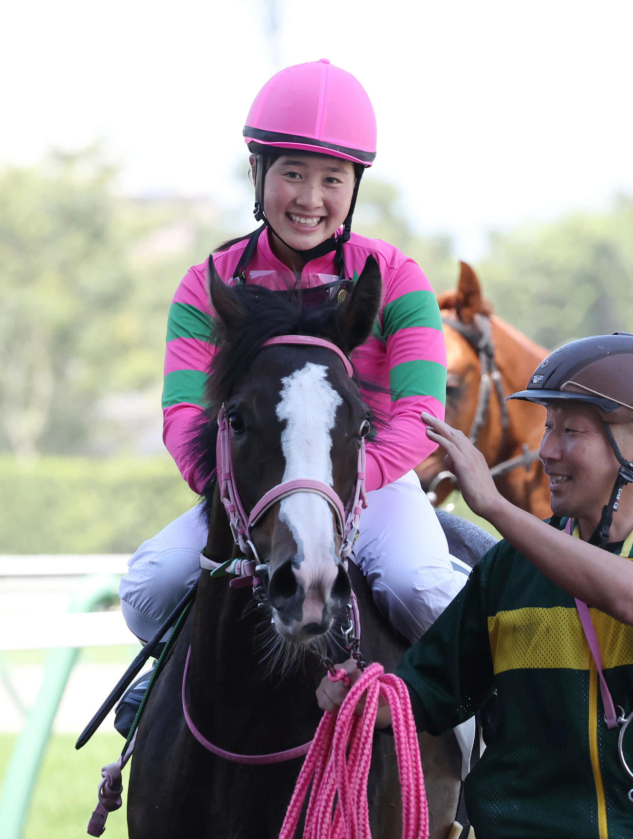 6月29日、新馬戦を制したラインパシオンと笑顔の大江原比騎手